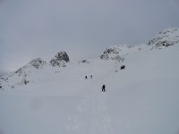 ..beim Aufstieg im Kar, links die Riffel, in der Mitte unser Ziel der Hochkarfelderkopf..